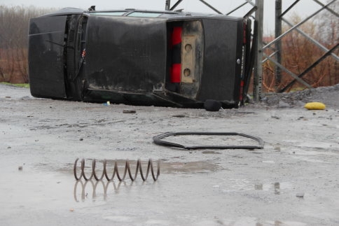 Kontrolden Çıkan Otomobil 20 Metre Uçtu