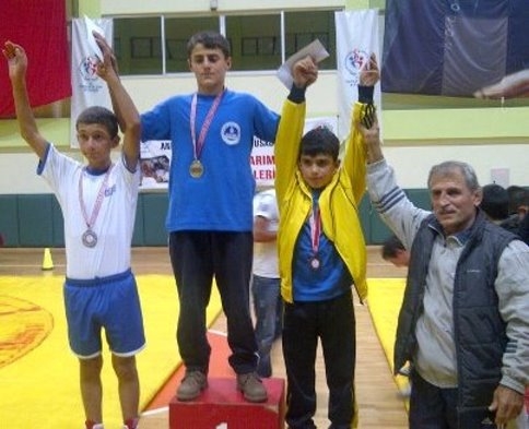 Güreşte Başarının Adı Akyazı