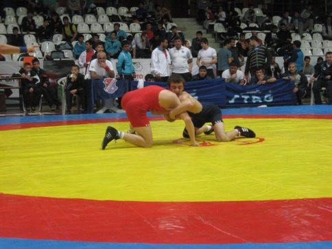 Güreşte Başarının Adı Akyazı