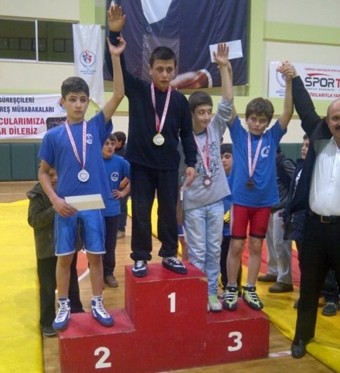 Güreşte Başarının Adı Akyazı