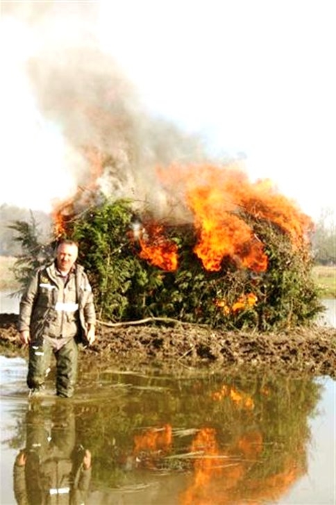 Kaçak Gümeler Alev Alev