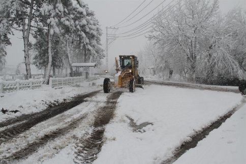 Akyazı Belediyesi Karla Mücadele İçin Tüm Ekipleri Seferber Etti