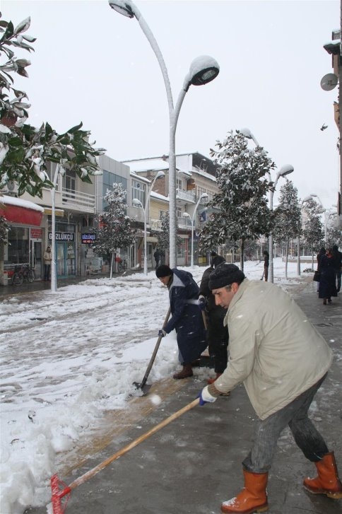 Akyazı Belediyesi Karla Mücadele İçin Tüm Ekipleri Seferber Etti