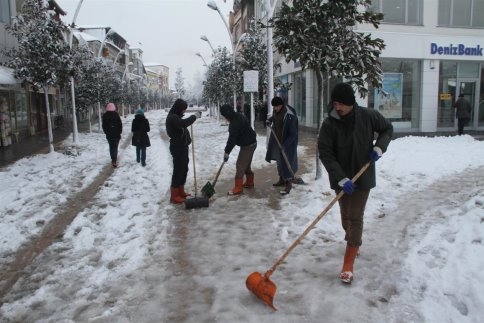 Akyazı Belediyesi Karla Mücadele İçin Tüm Ekipleri Seferber Etti