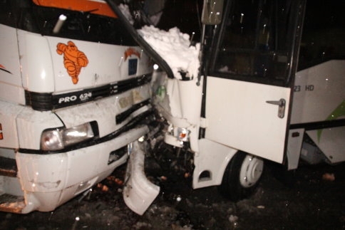 Otobüs ve Kamyon Çarpıştı