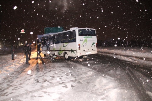 Otobüs ve Kamyon Çarpıştı