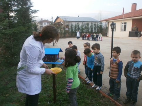 MİNİKLERDEN KUŞLARA ŞEFKAT ELİ