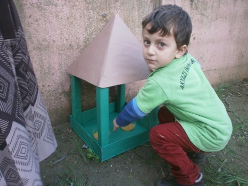 MİNİKLERDEN KUŞLARA ŞEFKAT ELİ