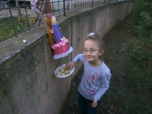 MİNİKLERDEN KUŞLARA ŞEFKAT ELİ