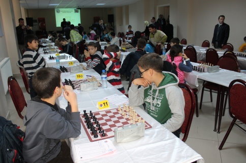 ÖDÜLLÜ SATRANÇ TURNUVASI BAŞLADI