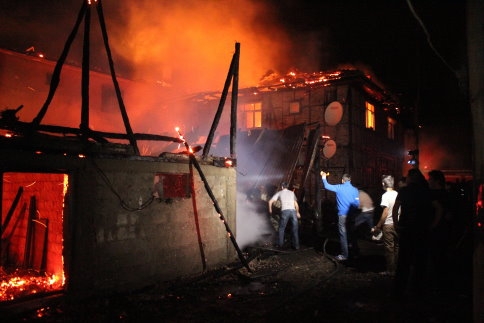 Akyazı Yağcılar köyünde büyük yangın. 