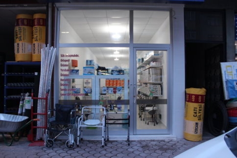 Akyazı'nın sağlık sektöründe ihtiyaç duyduğu medikal market açıldı.!!!