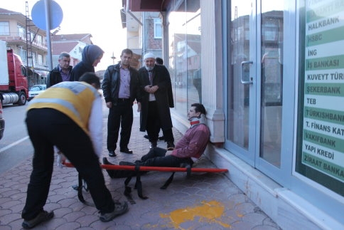 Boyama Yaparken Merdivenden Düşerek Yaralandı