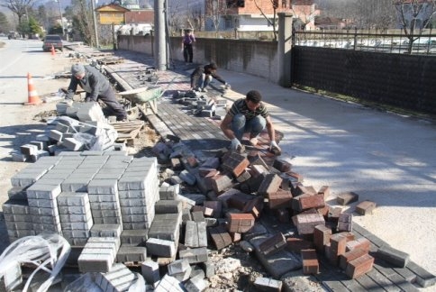 Akyazı Belediyesinden Yuvalak Caddesinde  Kilitli Parke Çalışması 