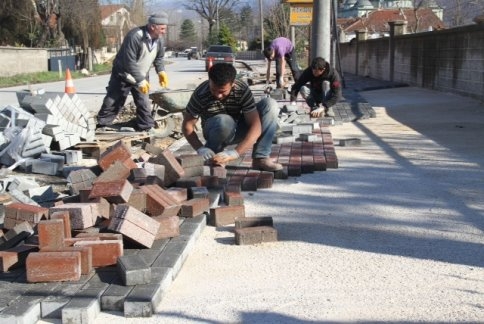 Akyazı Belediyesinden Yuvalak Caddesinde  Kilitli Parke Çalışması 