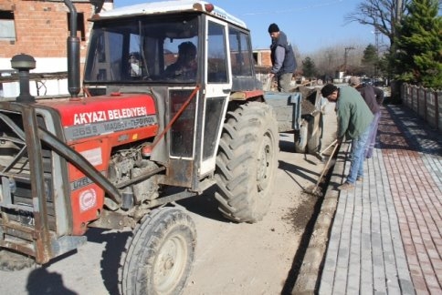 Akyazı Belediyesinden Yuvalak Caddesinde  Kilitli Parke Çalışması 