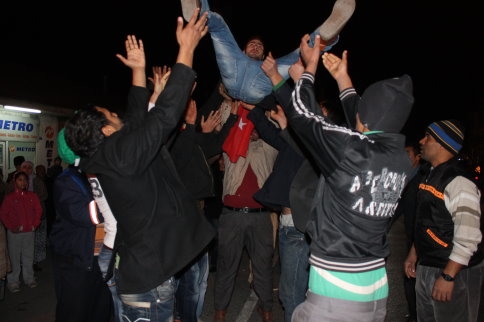 Böyle Olur Romanların Asker Uğurlaması