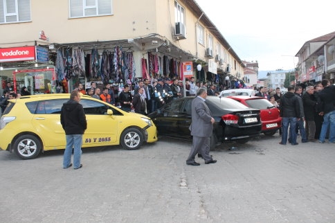 Üç Aracın Karıştığı Kazada Maddi Hasar Meydan Geldi