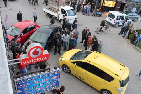 Üç Aracın Karıştığı Kazada Maddi Hasar Meydan Geldi