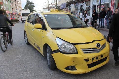 Üç Aracın Karıştığı Kazada Maddi Hasar Meydan Geldi