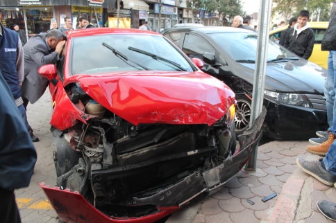 Üç Aracın Karıştığı Kazada Maddi Hasar Meydan Geldi