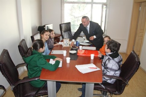 BAŞKAN ÇOCUKLARLA AKYAZI’NIN GELECEĞİNİ KONUŞTU