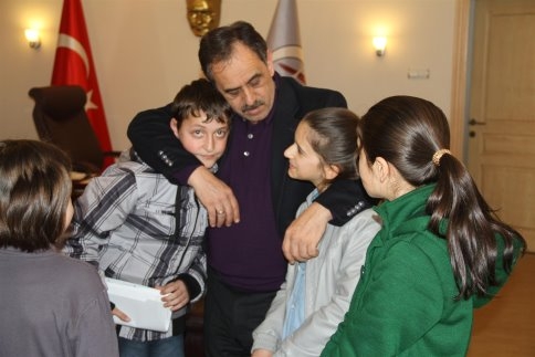 BAŞKAN ÇOCUKLARLA AKYAZI’NIN GELECEĞİNİ KONUŞTU