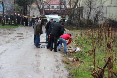 Yol Kenarında Erkek Cesedi Bulundu