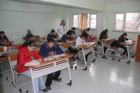 Akyazı’da 6000 Öğrencinin Sınav Maratonu Devam Ediyor