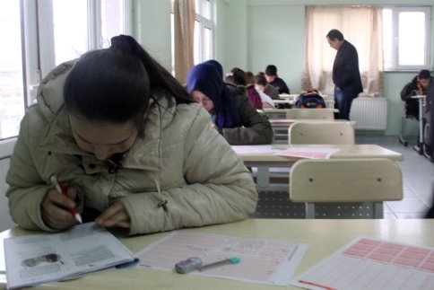 Akyazı’da 6000 Öğrencinin Sınav Maratonu Devam Ediyor