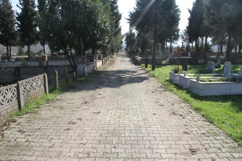Akyazı Belediyesinden Mezarlıklarda Parke Çalışması Genişletiliyor