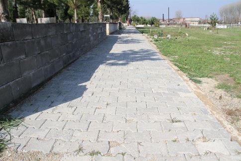 Akyazı Belediyesinden Mezarlıklarda Parke Çalışması Genişletiliyor