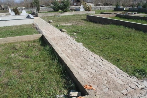 Akyazı Belediyesinden Mezarlıklarda Parke Çalışması Genişletiliyor