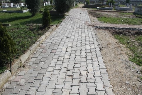 Akyazı Belediyesinden Mezarlıklarda Parke Çalışması Genişletiliyor