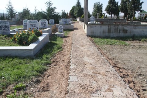 Akyazı Belediyesinden Mezarlıklarda Parke Çalışması Genişletiliyor