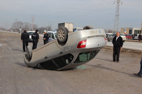 Akyazı Devlet Hastanesi Önünde Otomobil Takla Attı 1 Yaralı
