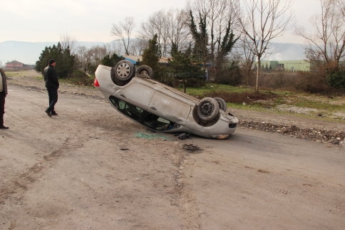 Akyazı Devlet Hastanesi Önünde Otomobil Takla Attı 1 Yaralı