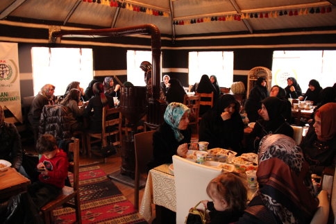 İ.H.H AKYAZI KADIN KOLLARI “GAZZE’YE EV” PROGRAMI İÇİN TOPLANDI