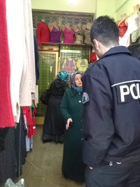 Çantaları Bırakma Numarasıyla Kol çantasını çaldılar