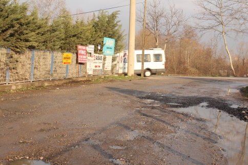 Küçücek Fabrikalar Önü Köstebek Yuvasına Döndü