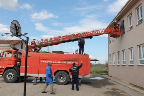 Yangın Tatbikatında Öğrenciler Pencereden Tahliye Edildi