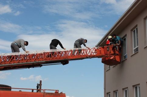 Yangın Tatbikatında Öğrenciler Pencereden Tahliye Edildi