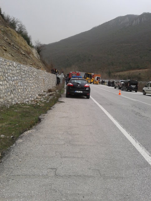 Devrilen Tır’ın içerisinde Sıkıştı