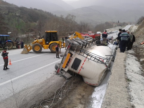 Devrilen Tır’ın içerisinde Sıkıştı