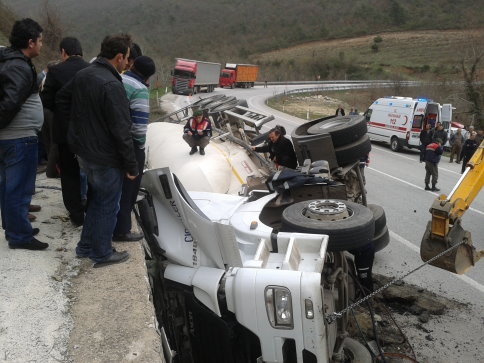 Devrilen Tır’ın içerisinde Sıkıştı