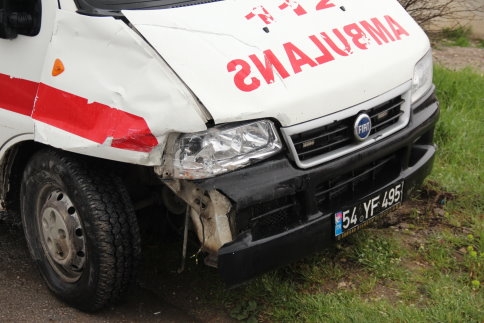 Ambulans Kaza Yaptı