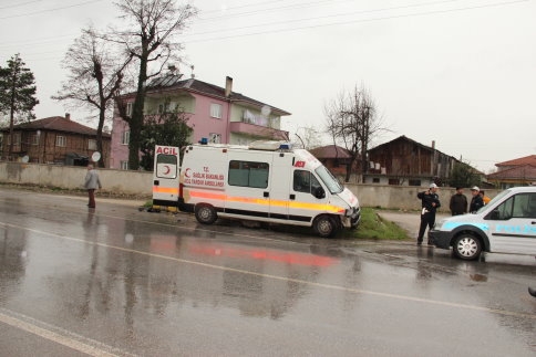 Ambulans Kaza Yaptı