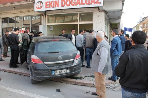 Kaldırımdaki Yayalara Çarptı