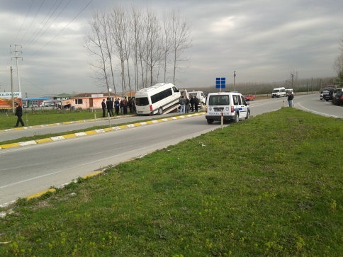 İki Öğrenci Servisi Çarpıştı