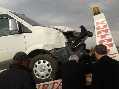 İki Öğrenci Servisi Çarpıştı